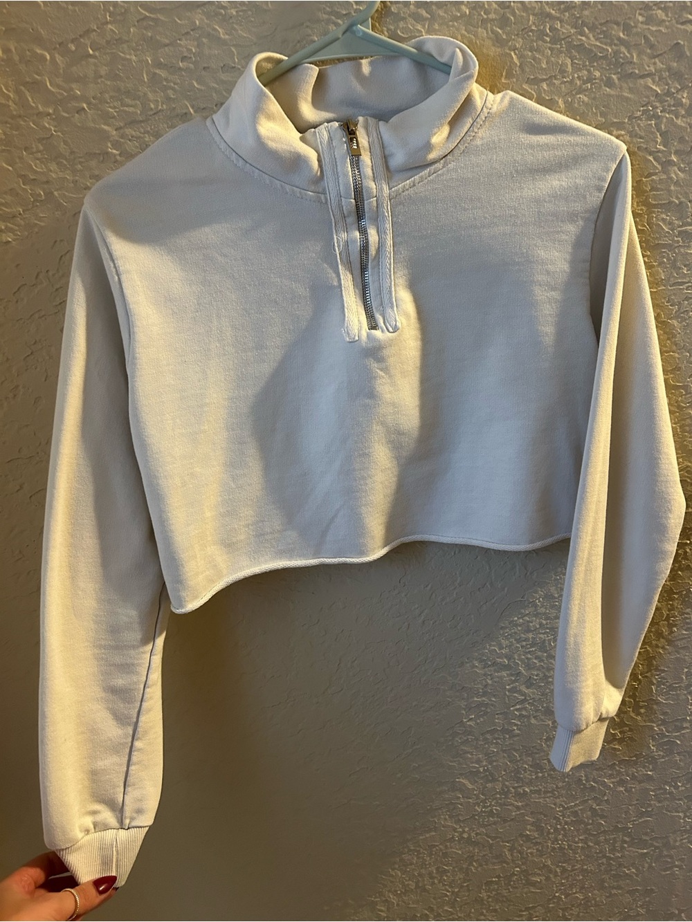 PrettyLittleThing White Cropped Half-Zip Sweatshirt